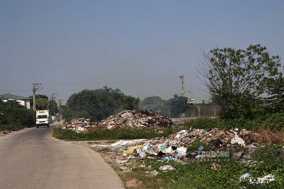 Thời gian gần đây, hàng chục mẫu ruộng của các hộ nông dân tại xã Bích Hòa và xã Cao Viên (huyện Thanh Oai, Hà Nội) đang trong tình trạng chịu cảnh ô nhiễm bởi núi rác lộ thiên cao gần 2 mét nằm trên đường dẫn vào làng Phúc Mậu.