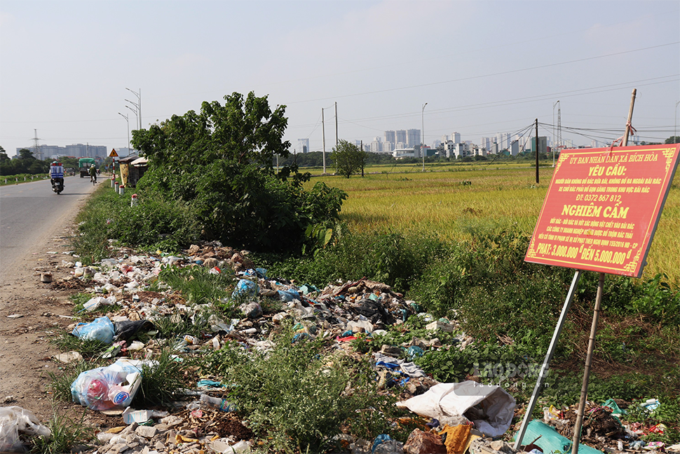 Nhiều bãi rác lộ thiên nằm rải rác ven đường đang trực tiếp ảnh hưởng đến đời sống của người dân vùng ngoại thành.