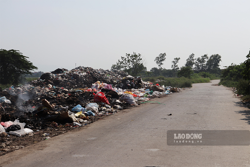 Nhiều hộ nông dân tại đây cho biết, bãi rác chủ yếu là rác thải sinh hoạt của người dân được chất cao thành đống nằm ven đường.