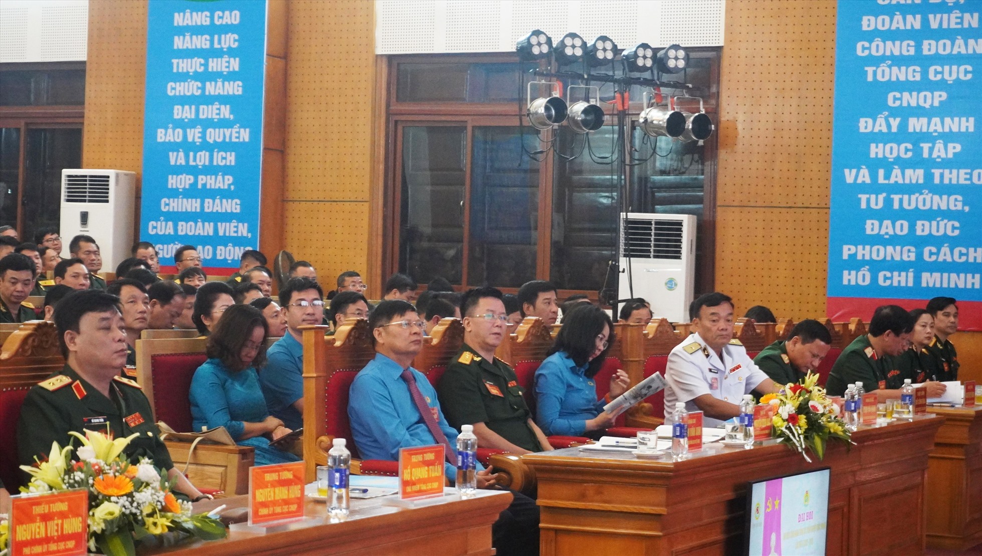 Phó Chủ tịch Tổng Liên đoàn Lao động Việt Nam Phan Văn Anh (áo xanh, người thứ 2 từ trái sang) cùng các đại biểu tham dự hội nghị. Ảnh: Quách Du