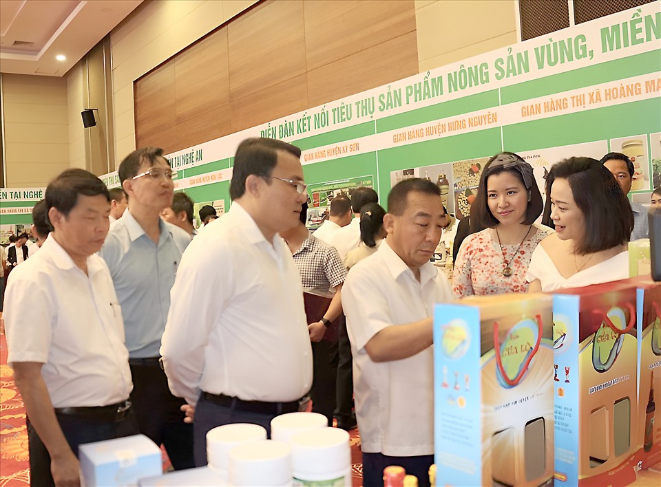 Ông Phùng Thành Vinh - Giám đốc Sở Nông nghiệp và PTNT tỉnh Nghệ An cùng lãnh đạo tỉnh tham quan gian hàng tại Diễn đàn. Ảnh: WinCommerce