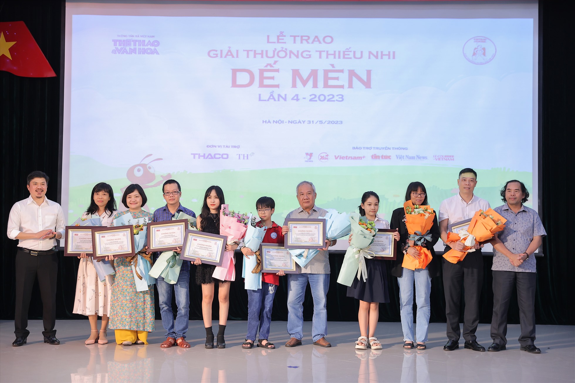 Ban tổ chức trao 3 giải Khát vọng Dế Mèn và 1 giải tặng thưởng của Hội đồng giám khảo cho tác giả Phạm Anh Xuân. Ảnh: BTC