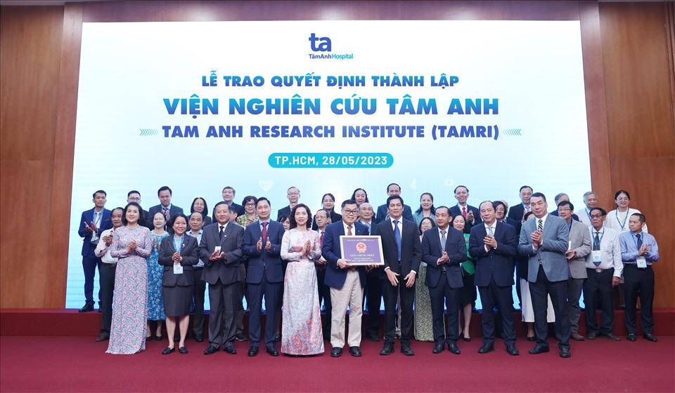 Sở Khoa học và Công nghệ TPHCM trao quyết định thành lập Viện Nghiên cứu Tâm Anh. Ảnh: Diệu Minh