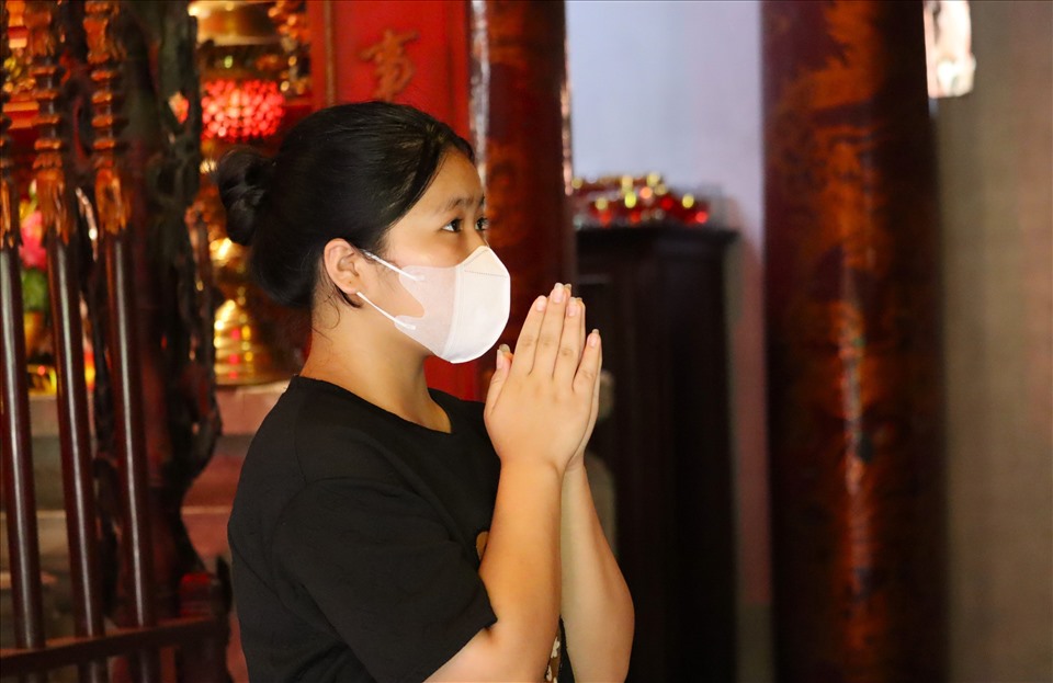 Chiều ngày 31.5, nhiều phụ huynh, học sinh trên địa bàn Hà Nội đã có mặt tại Văn Miếu - Quốc Tử Giám để cầu nguyện trước khi bước vào kỳ thi tuyển sinh lớp 10 THPT chuyên năm 2023. Ảnh: Minh Hà