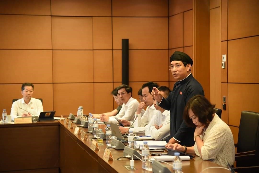 Ông Nguyễn Văn Cảnh thường mặc áo dài dự các phiên họp Quốc hội. Ảnh: Phan Thanh Hải cung cấp