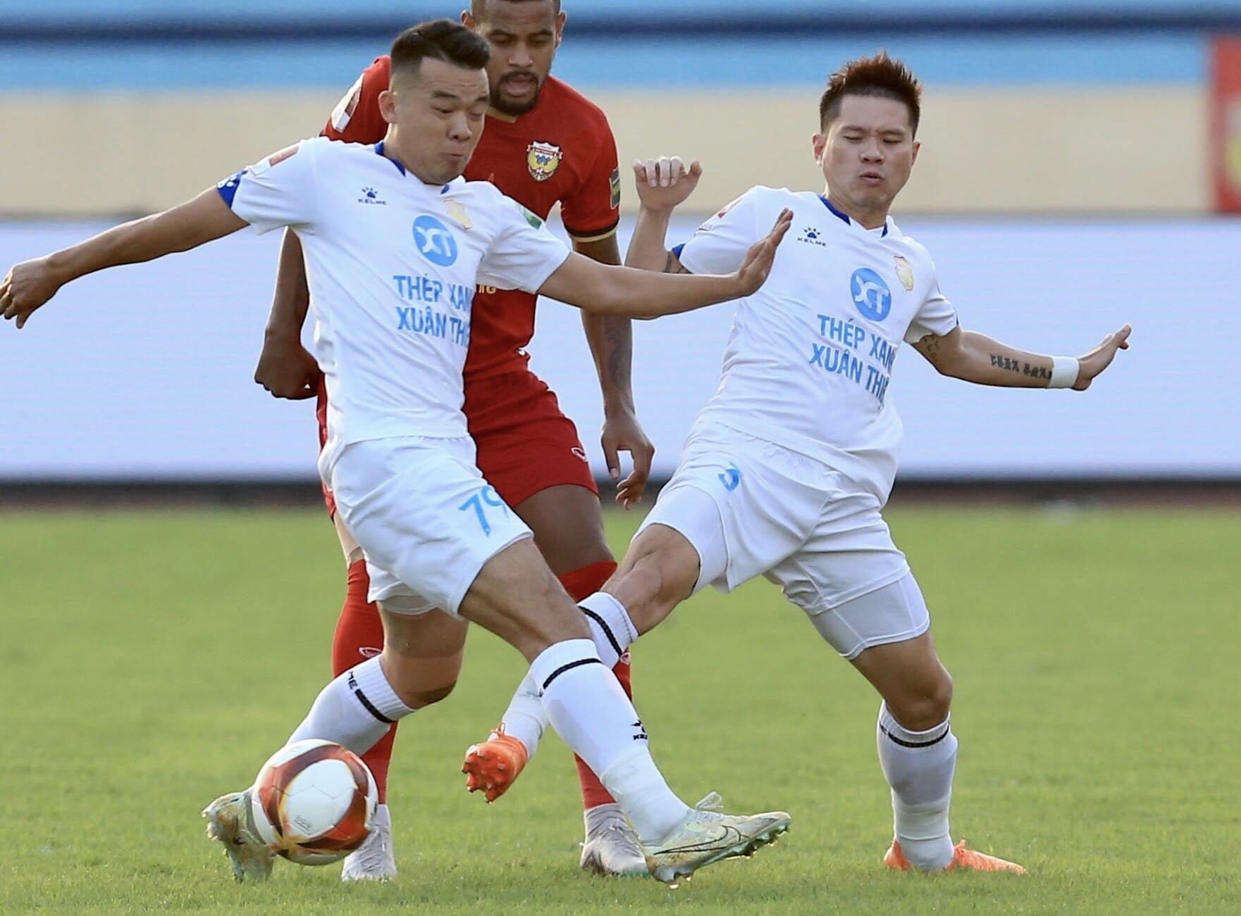 Thế trận cân bằng được cả 2 đội tạo ra trong hiệp 1. Ảnh: Nam Định FC