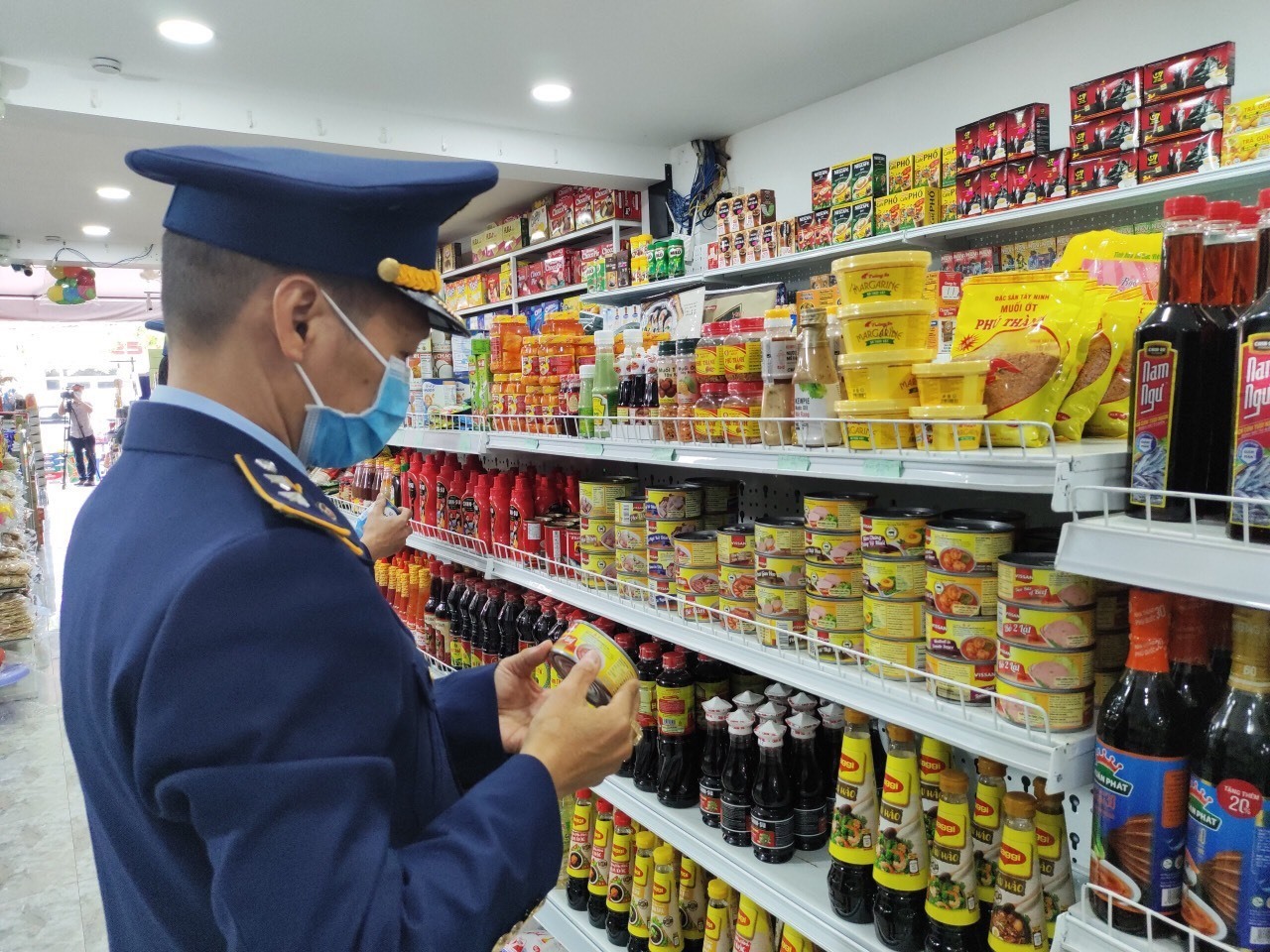 Lực lượng Quản lý thị trường tỉnh Đắk Lắk kiểm tra một cơ sở kinh doanh thực phẩm trên địa bàn. Ảnh: Bảo Trung