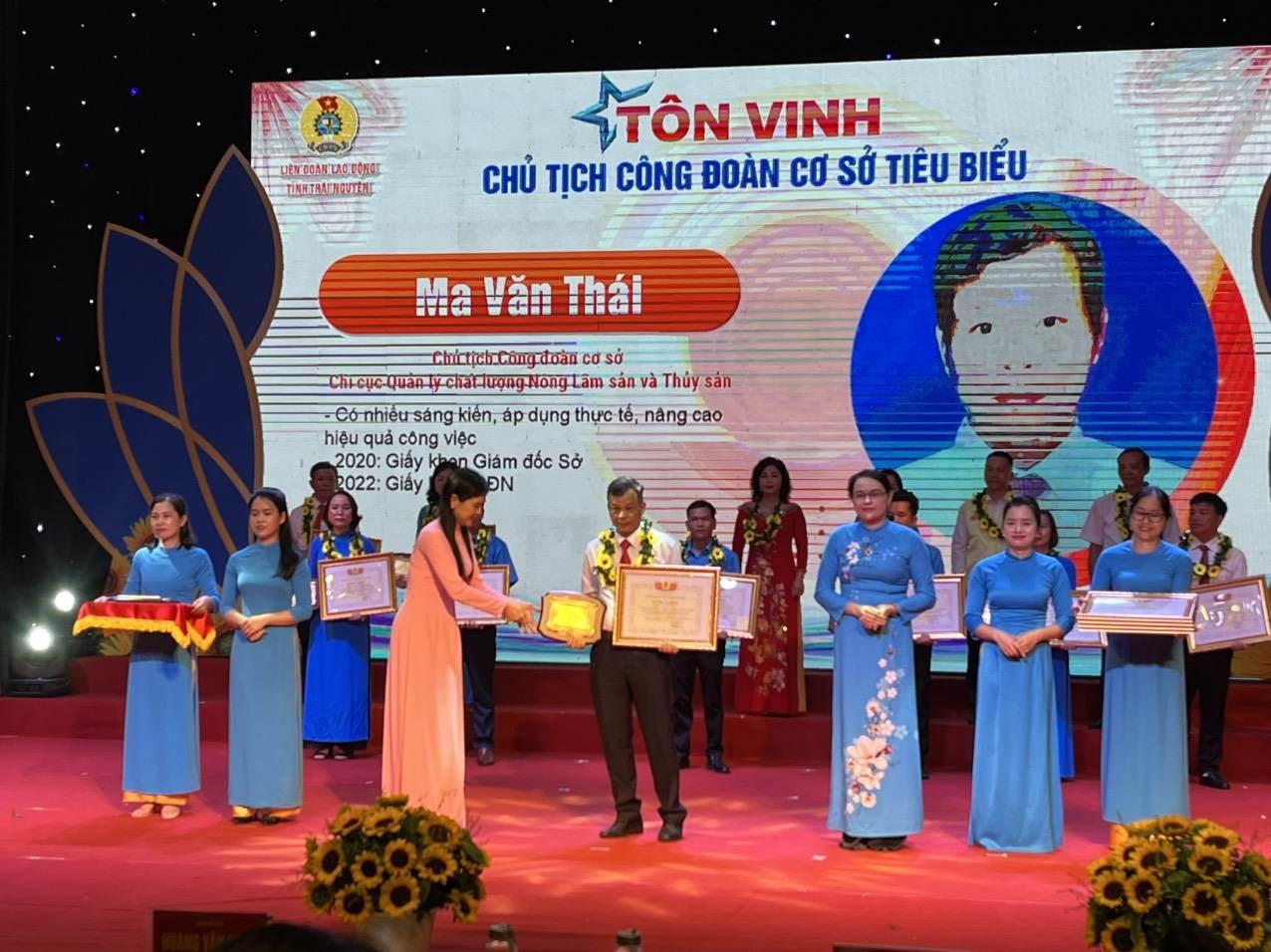 Lãnh đạo tỉnh Thái Nguyên trao bằng khen các Chủ tịch CĐCS tiêu biểu. Ảnh: Minh Hạnh