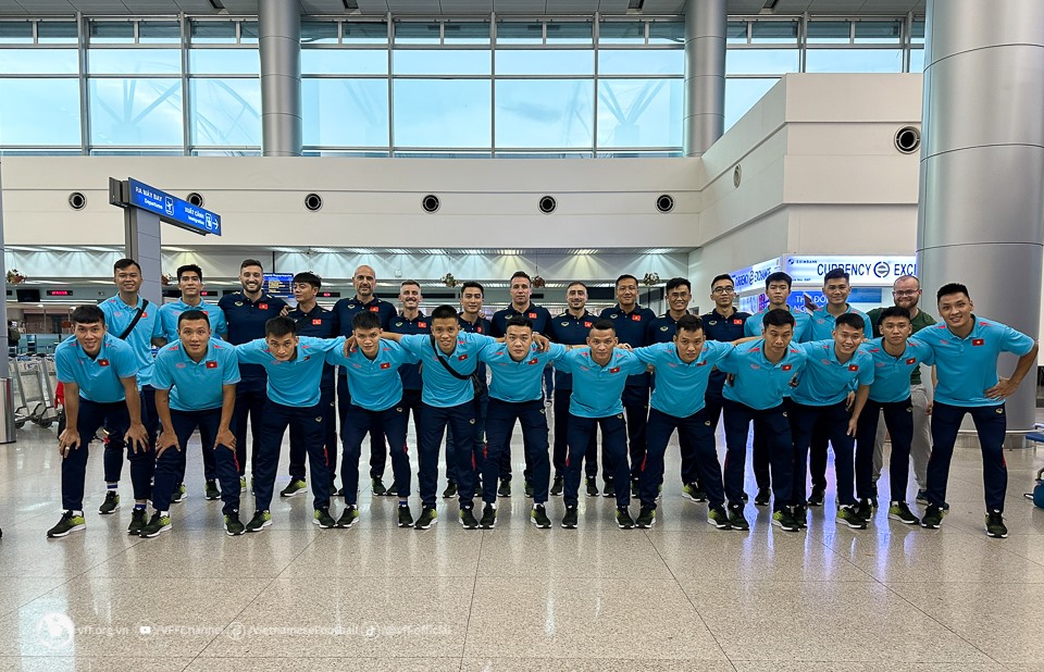 Đội tuyển futsal Việt Nam chụp ảnh lưu niệm tại sân bay Tân Sơn Nhất trước giờ khởi hành đi Paraguay. Ảnh: VFF