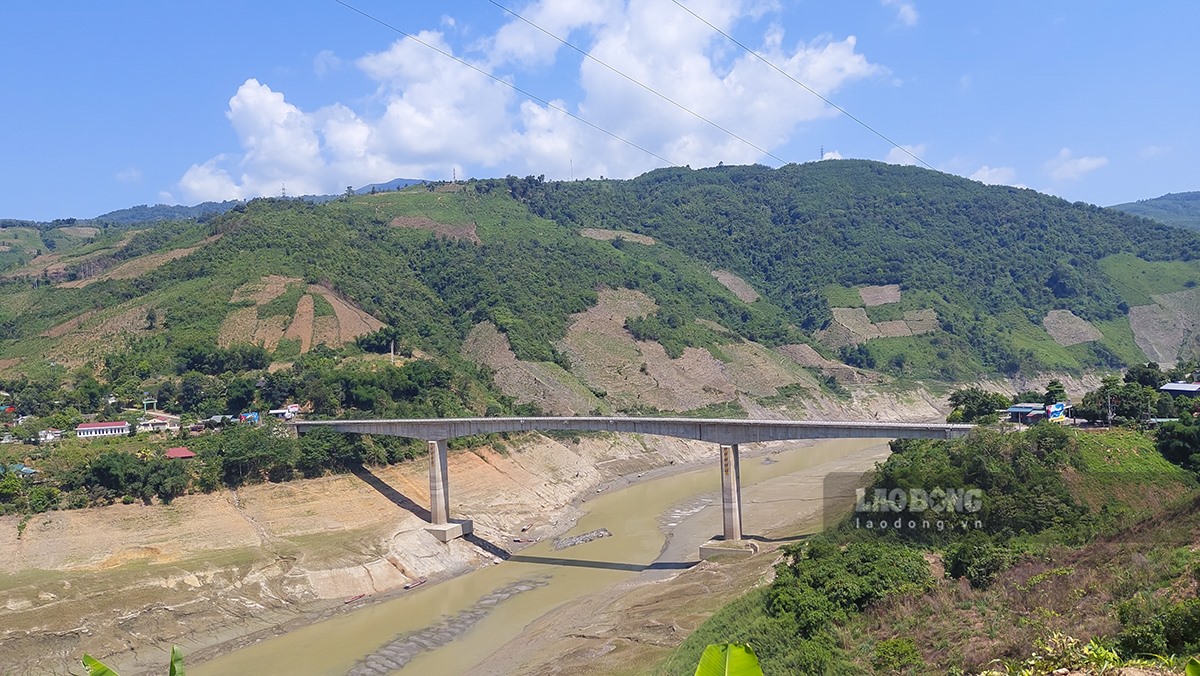 Cách thị xã Mường Lay gần chục kilomet, cây cầu Lai Hà (thuộc địa phận tỉnh Lai Châu) cũng trở thành cây cầu cạn.