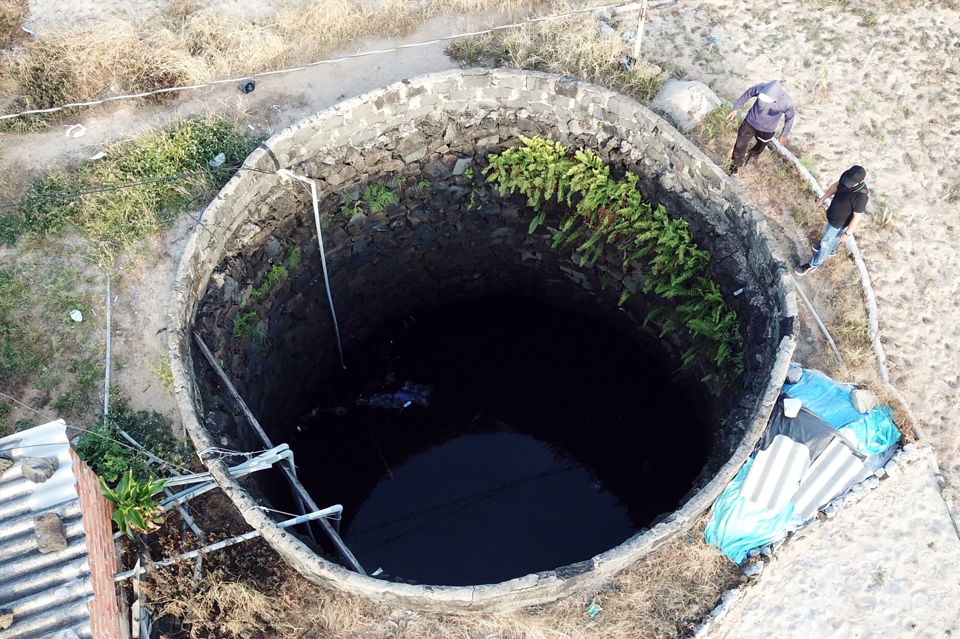 Đảo Lý Sơn có trên 2.149 giếng nước, việc đào giếng ồ ạt là một trong những nguyên nhân lớn khiến mạch nước ngầm suy kiệt. Bất cứ tổ chức, cá nhân nào muốn khoan giếng ở Lý Sơn đều phải xin phép. Ảnh: Ngọc Viên