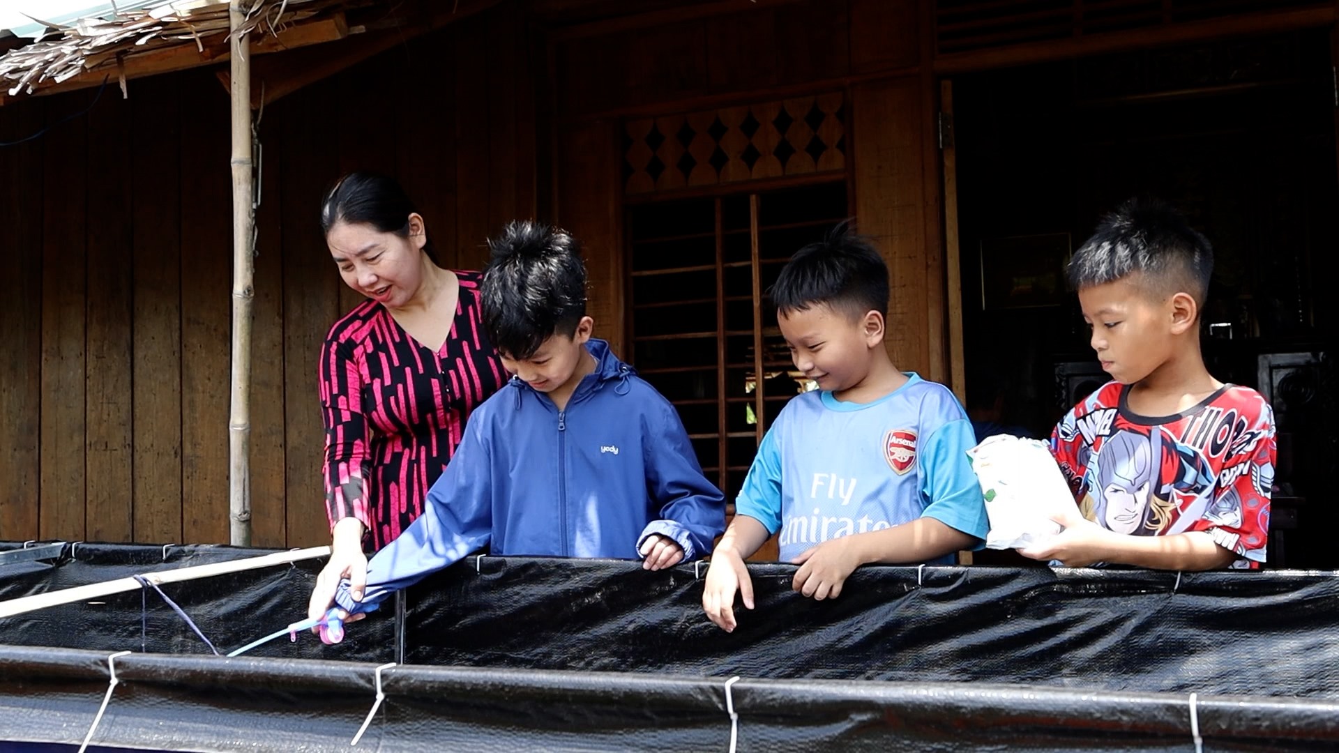 Trẻ em thích thú với môn ếch làm xiếc. Ảnh: Tạ Quang