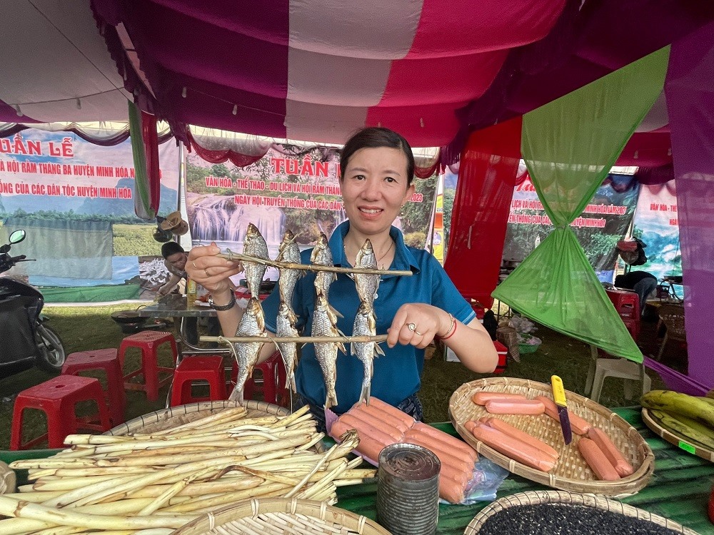 Nhiều gian hàng của người đồng bào dân tộc trên địa bàn giao lưu, tổ chức các hoạt động mua bán, trao đổi hàng hóa. Ảnh: Hồng Thiệu