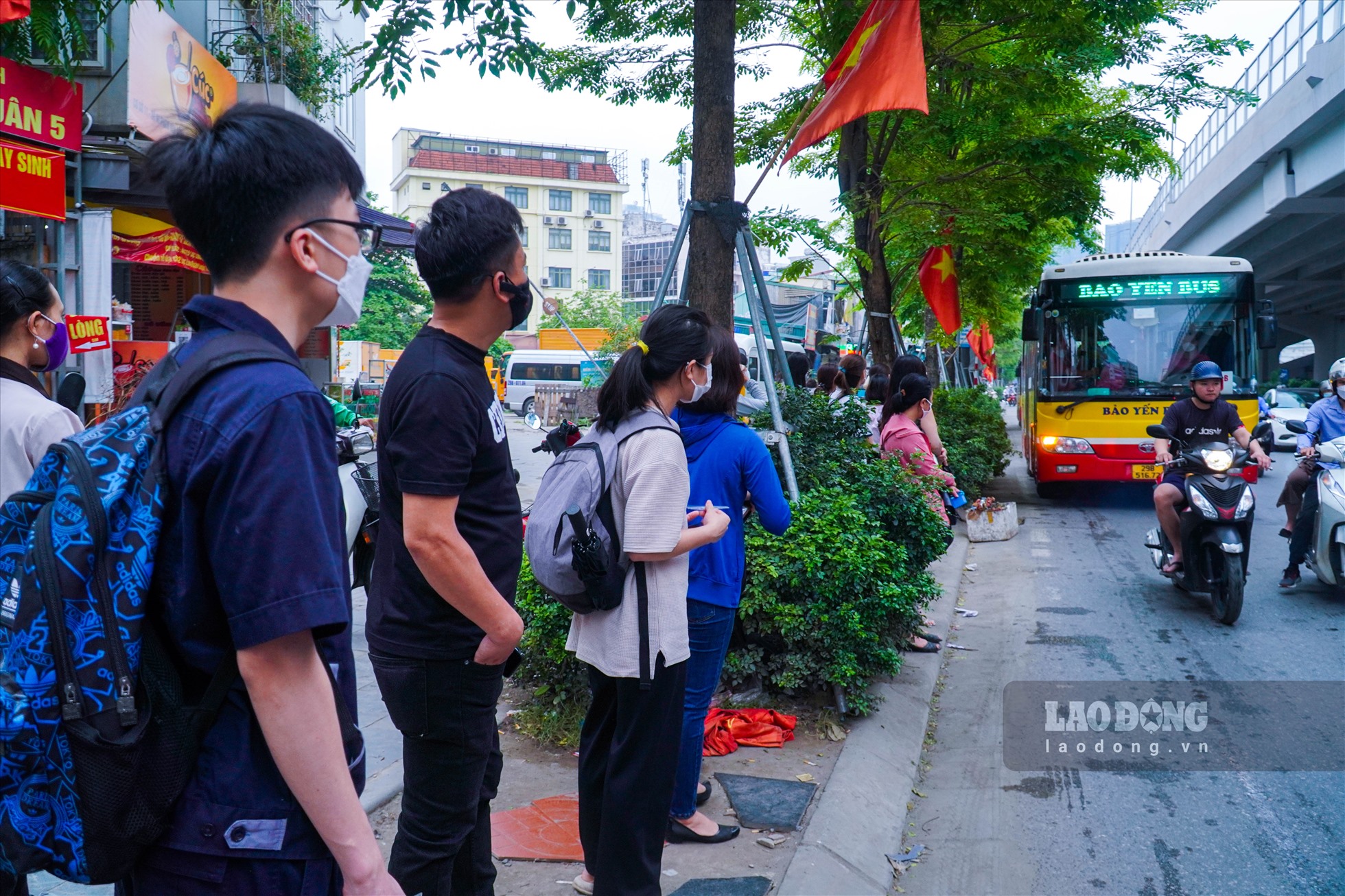 Tại một điểm xe buýt nằm trên đường Phạm Văn Đồng (Bắc Từ Liêm, Hà Nội), nhiều người dân vẫn phải xếp hàng dài chờ đợi. Do lượng người quá đông nên một số xe buýt đã không còn chỗ, vì vậy nhiều người phải chờ đến chuyến sau.