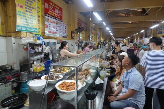 Khu ẩm thực chợ Cồn tấp nập du khách, người dân qua lại.