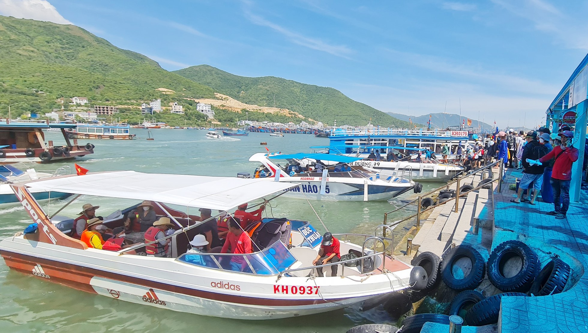 Bến thuyền đưa khách tham quan các đảo ngoài khơi Nha Trang rất đông vào các kỳ lễ nên giá các dịch vụ hầu hết đều cao hơn so với ngày bình thường.