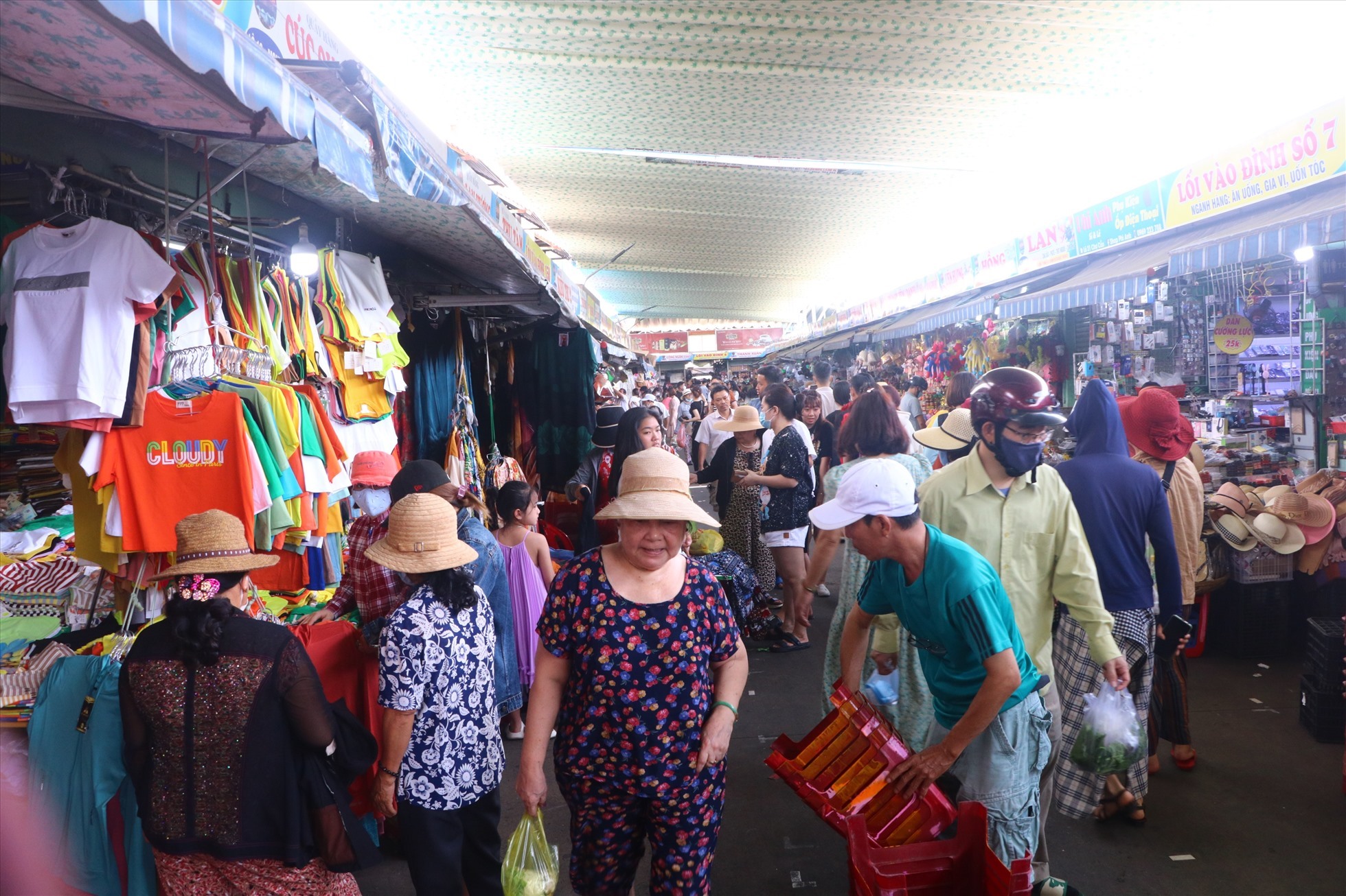 Du khách mua bán tại chợ Cồn (Đà Nẵng). Ảnh: Mai Hương