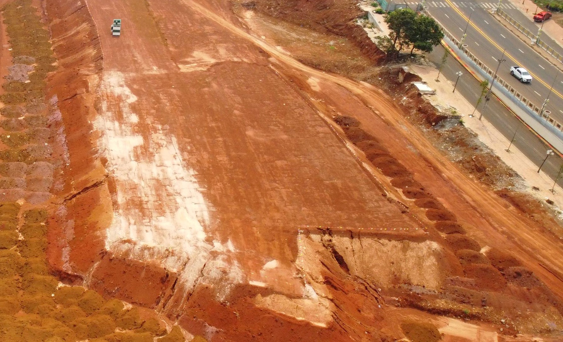 Một công trình đang thiếu nguồn vật liệu đất đắp và phải tạm dừng thi công mất một thời gian khá dài ở tỉnh Đắk Nông. Ảnh: Lê Phước