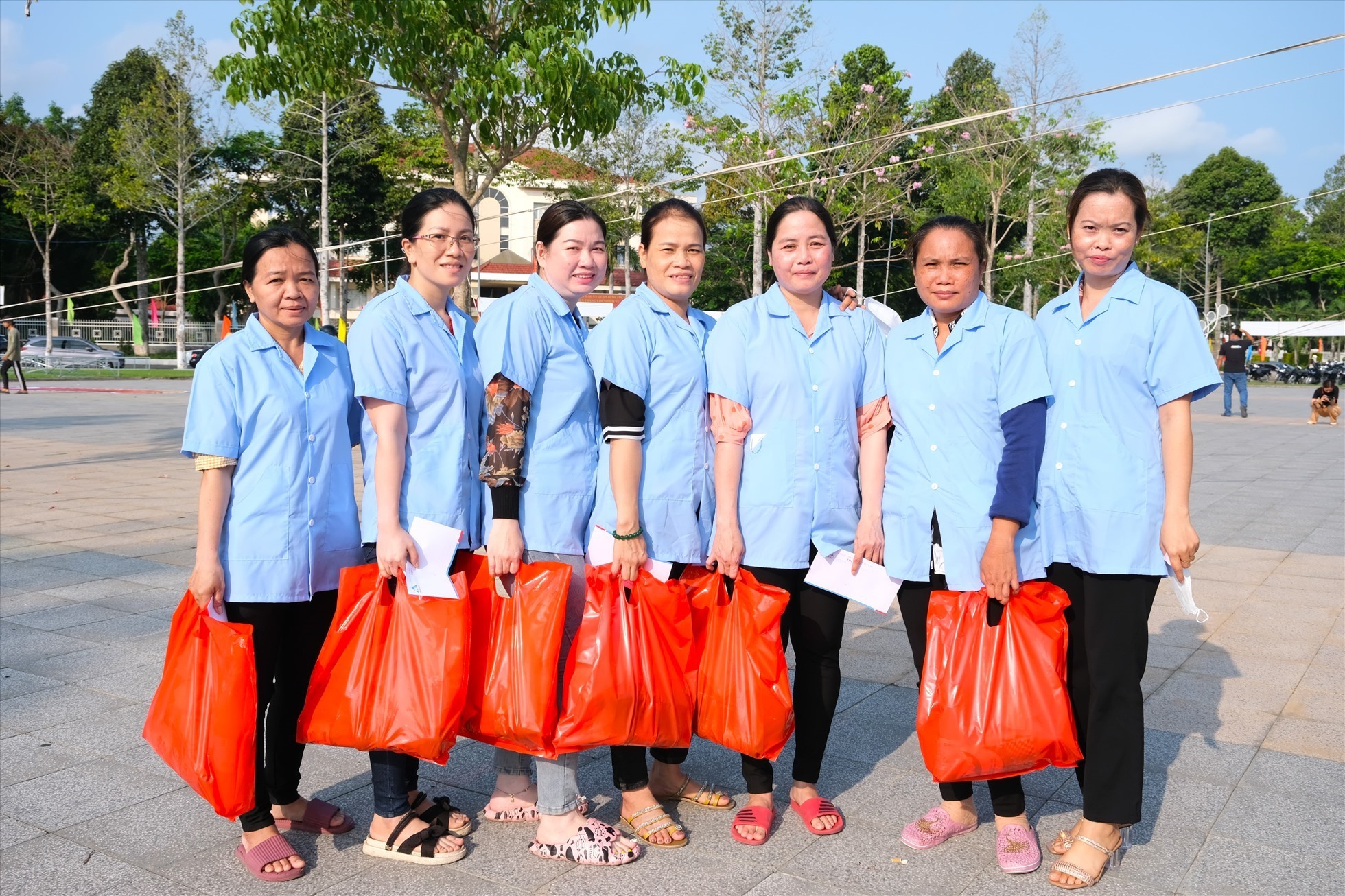 Công nhân Cần Thơ nhận quà tại Lễ phát động Tháng Công nhân và Tháng Hành động về An toàn, vệ sinh lao động năm 2023. Ảnh: Phong Linh