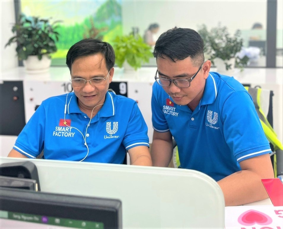 Kĩ sư Trương Đức Thức (bìa trái) trao đổi kinh nghiệm với đồng nghiệp. Ảnh: Đức Long