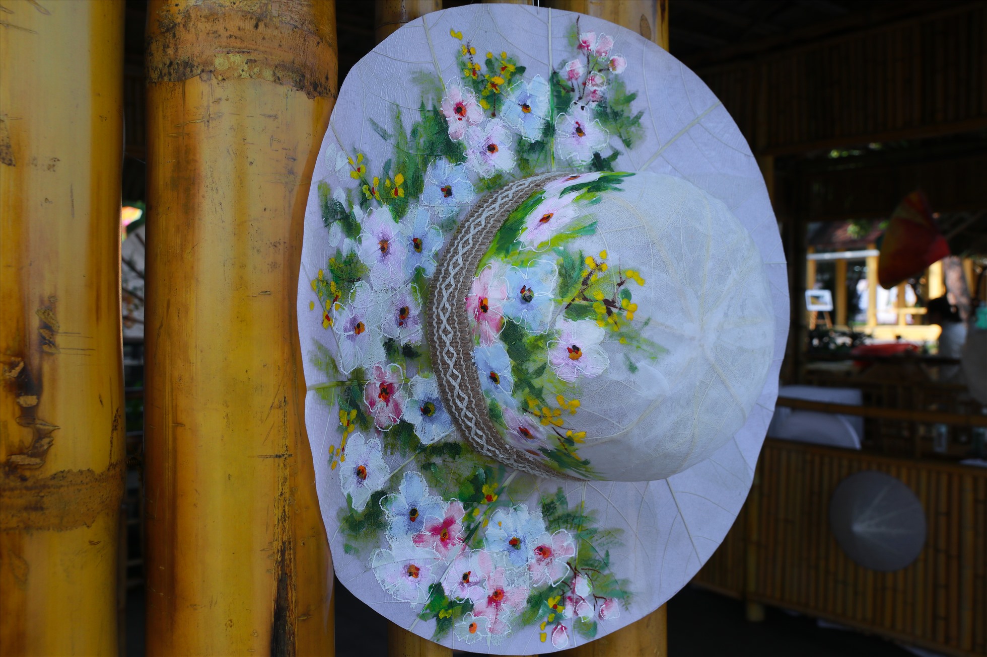 Tại các gian hàng trưng bày sản phẩm nghề truyền thống, kiệt tác “Nón lá bàng” của nghệ nhân Võ Ngọc Hùng (Huế) đã được đặt hàng khi chưa diễn ra lễ khai mạc và hiện tại nón của ông đã gần hết, chỉ còn vài chiếc.