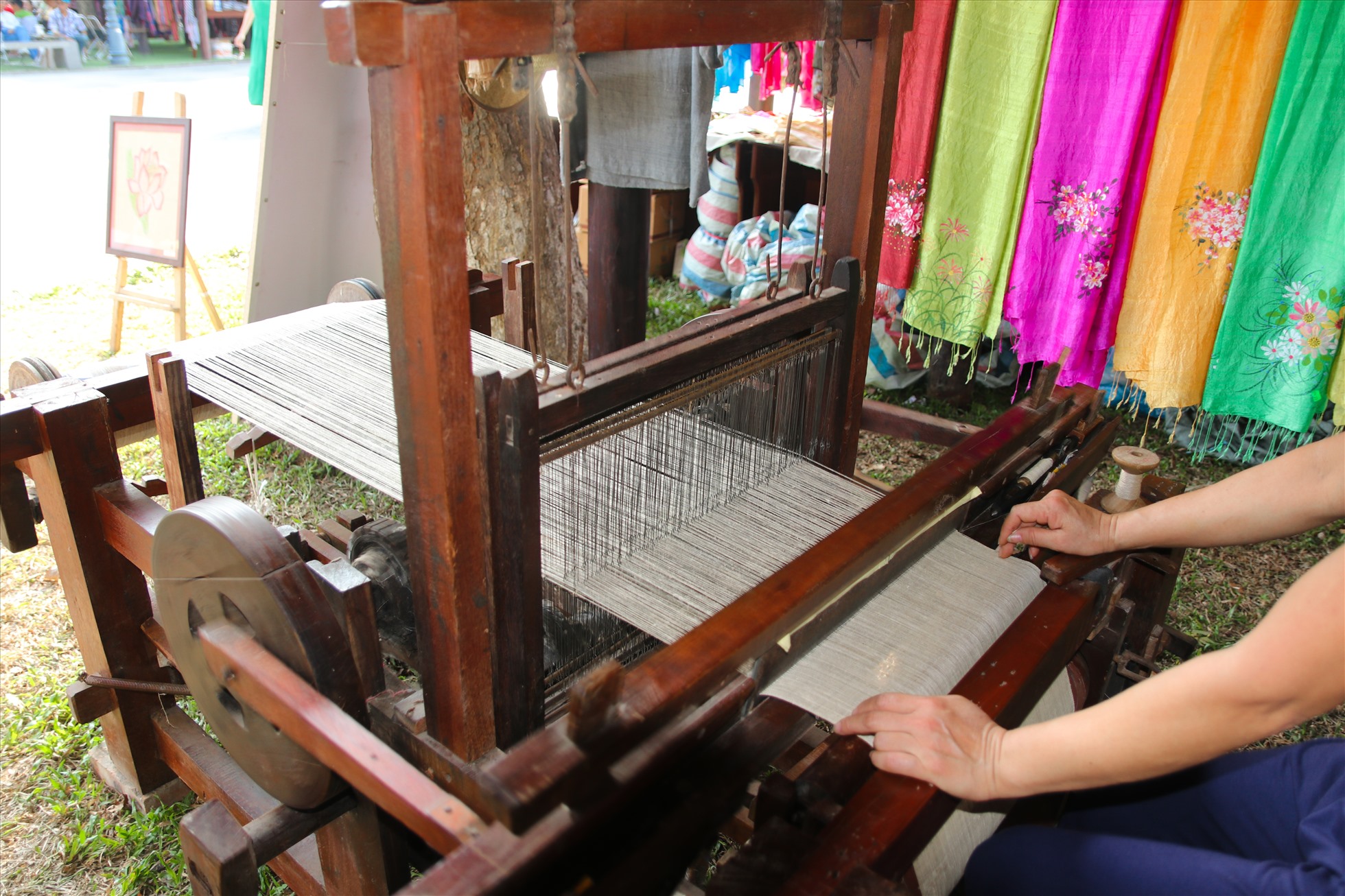 Chế tác tơ sen, tranh lụa của nghệ nhân Phan Thị Thuận (Hà Nội) – người đầu tiên thành công dệt lụa tơ sen.