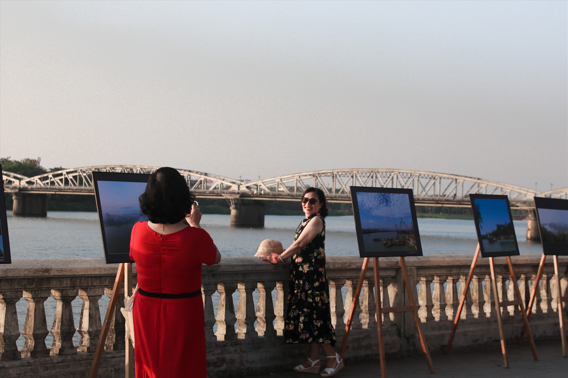 Ngoài ra, hàng chục bức ảnh nghệ thuật lưu giữ các hoạt động, các địa điểm nổi tiếng của Huế cũng rất nổi bật giữa không gian thơ mộng dọc sông Hương.