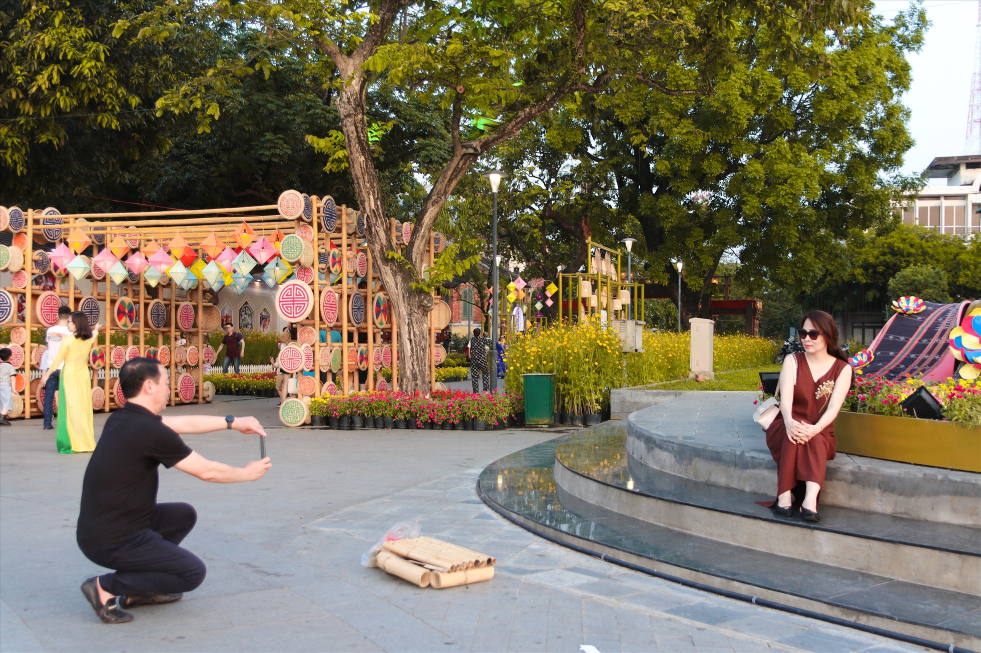 Lãnh đạo tỉnh Thừa Thiên Huế cùng gia đình chụp hình lưu niệm tại không gian hoa của Festival Nghề truyền thống Huế sau giờ làm việc.