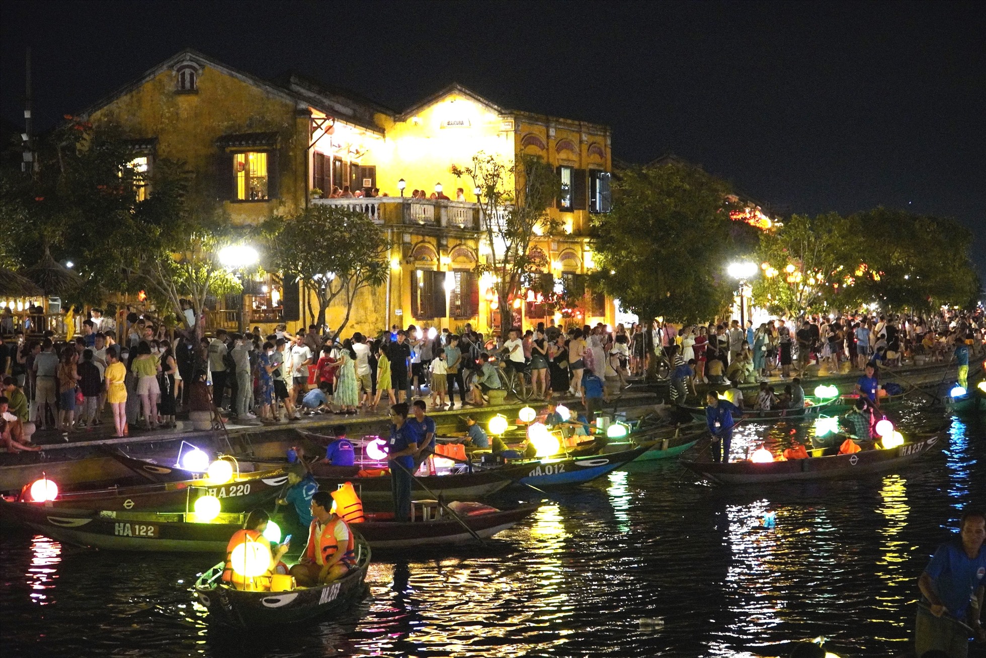 Lượng khách đến phố cổ Hội An chiếm hơn 70% du khách của Quảng Nam trong kì nghỉ lễ 30.4 - 1.5.2023. Ảnh Hoàng Bin