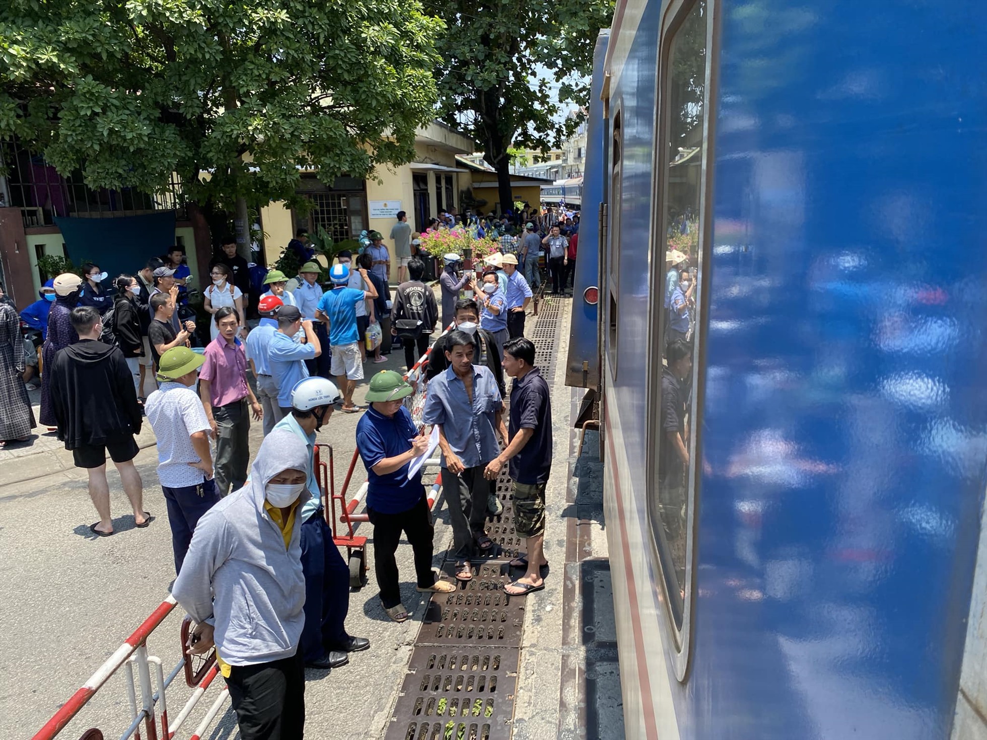 Khi rời ga Huế đến đoạn gác chắn giao với đường Điện Biên Phủ thì bị trật đường ray.