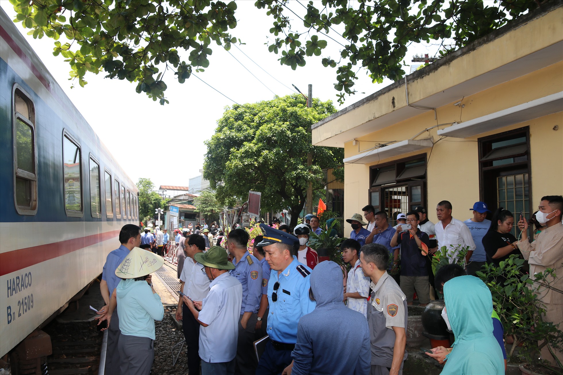 Các hành khách trên tàu được các nhân viên đường sắt thông báo, các hành khách sẽ được xe khách đón trở lại Ga Huế để nghỉ ngơi trong lúc đợi khắc phục sự cố.