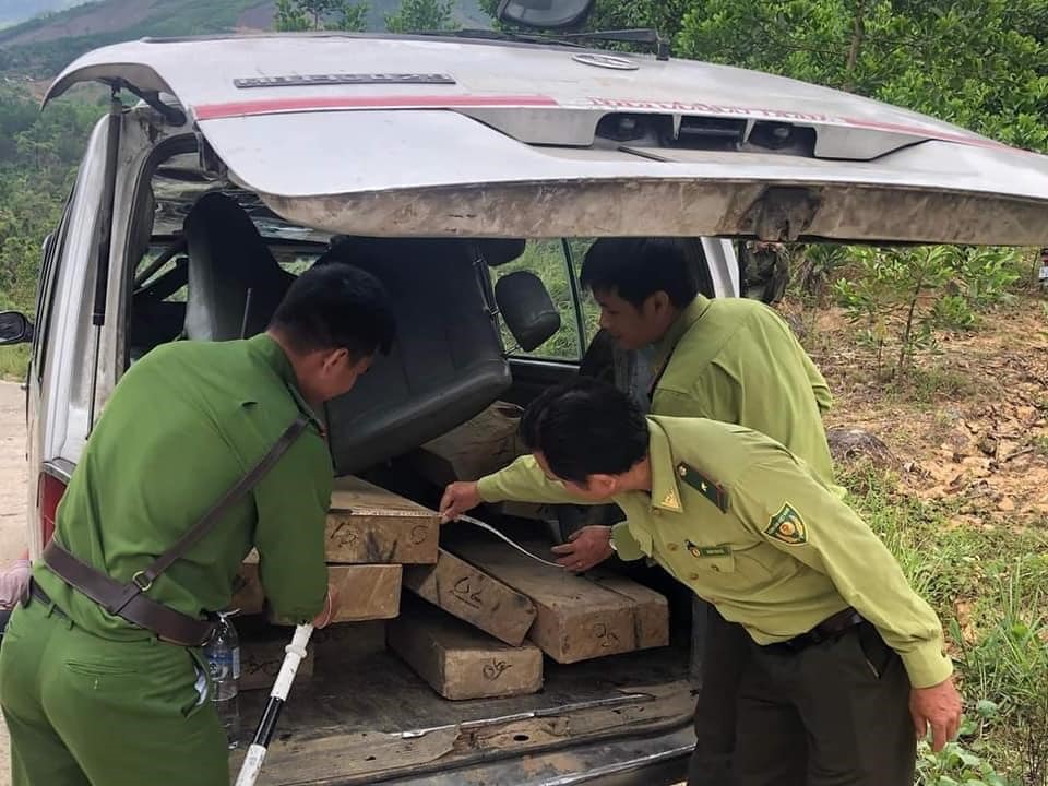 Cơ quan chức năng kiểm tra khối lượng gỗ không rõ nguồn gốc chứa trên một chiếc ô tô. Ảnh: Công an huyện Sơn Tây.