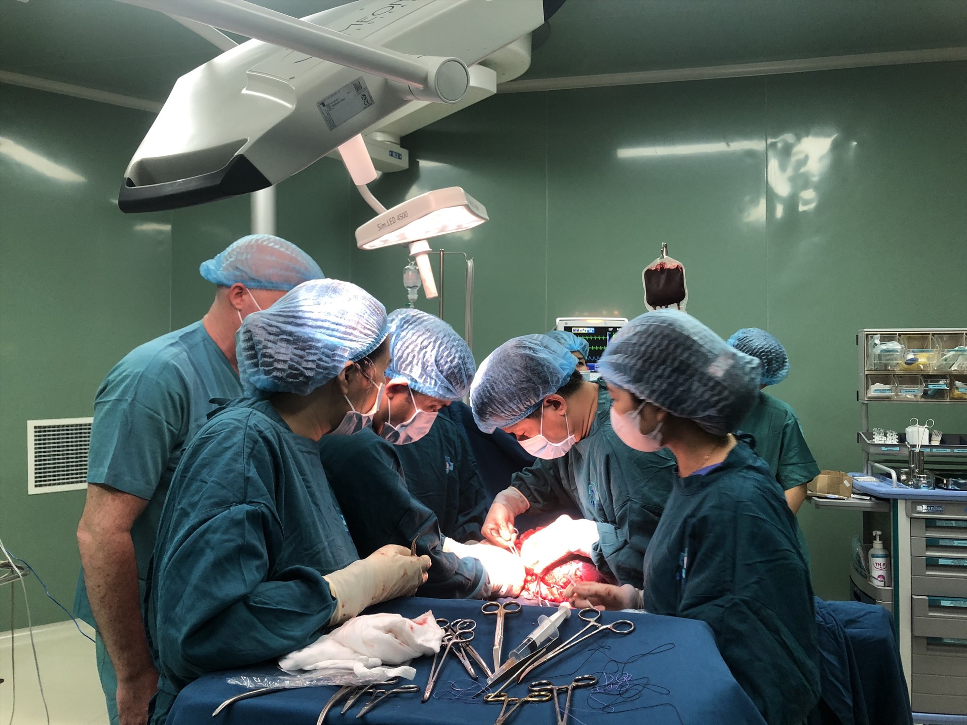 Ca phẫu thuật kéo dài 4 tiếng đồng hồ để cắt bỏ khối u nặng 4kg. Ảnh: Bệnh viện Sản- Nhi tỉnh Quảng Ngãi.