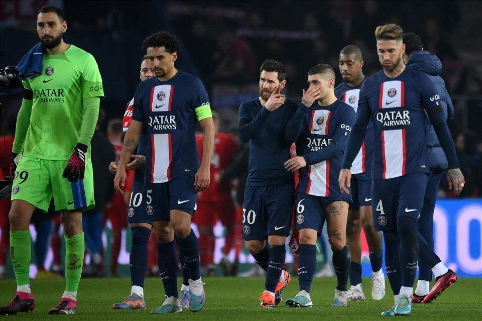 Messi cùng các đồng đội thất vọng trong trận thua trước Bayern tại Champions League.  Ảnh: AFP