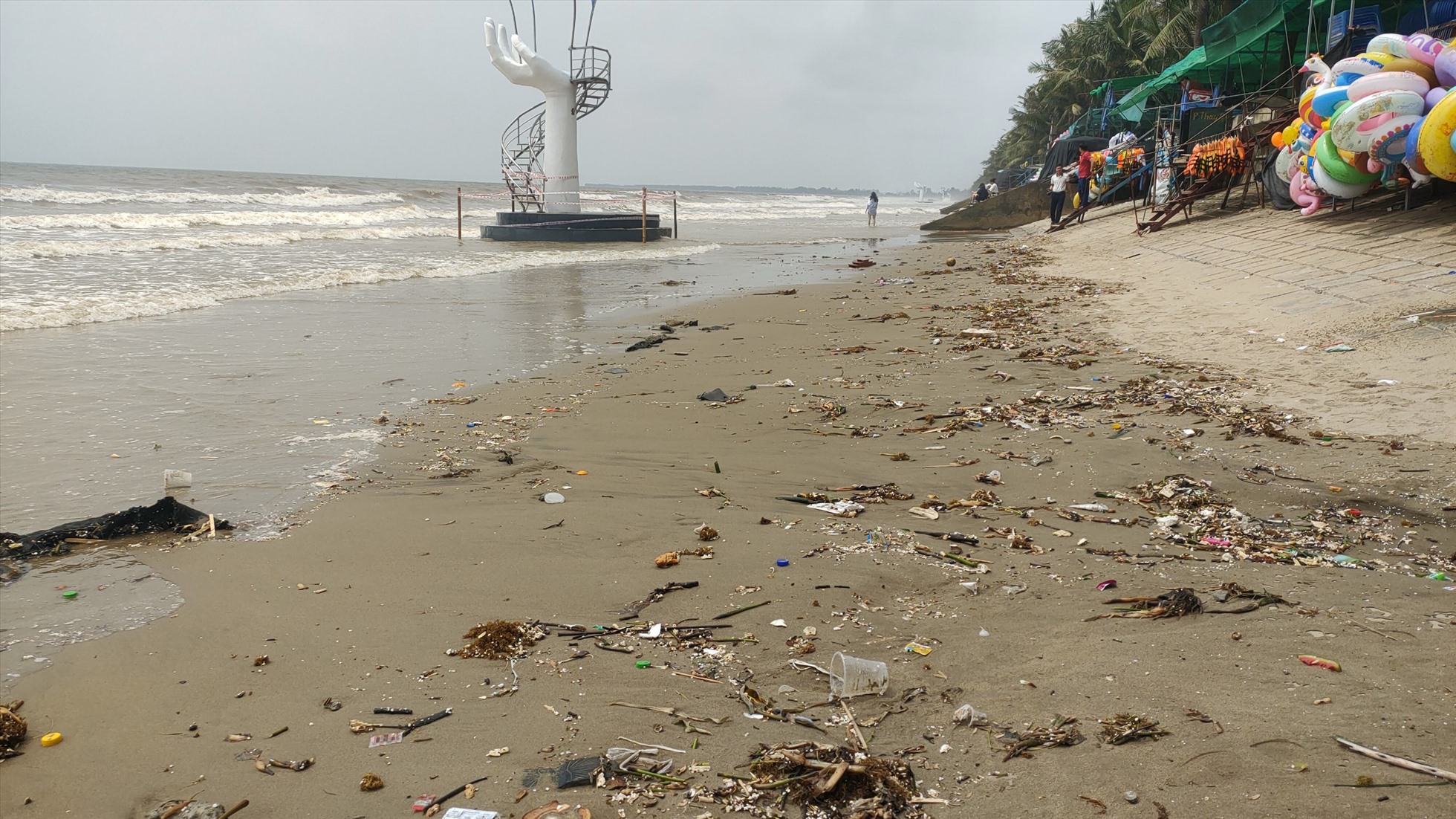 Ngoài ra, khu vực bãi biển Hải Tiến cũng khá nhếch nhác, nhiều rác thải. Ảnh: Quách Du