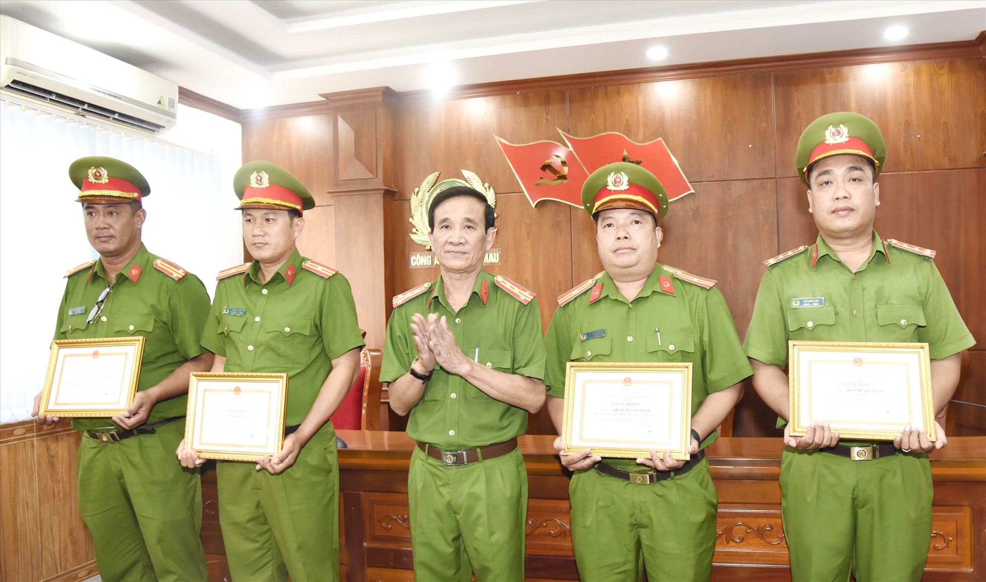 Giám đốc Công an tỉnh Cà Mau khen thưởng cho 4 cán bộ có thành tích phá án nhanh trong vụ án người phụ nữ đi mời đám bị sát hại. Ảnh: Hoàng Giang
