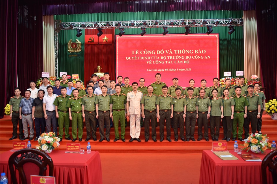 Các đại biểu chụp ảnh lưu niệm cùng tân Giám đốc Công an tỉnh Lào Cai.