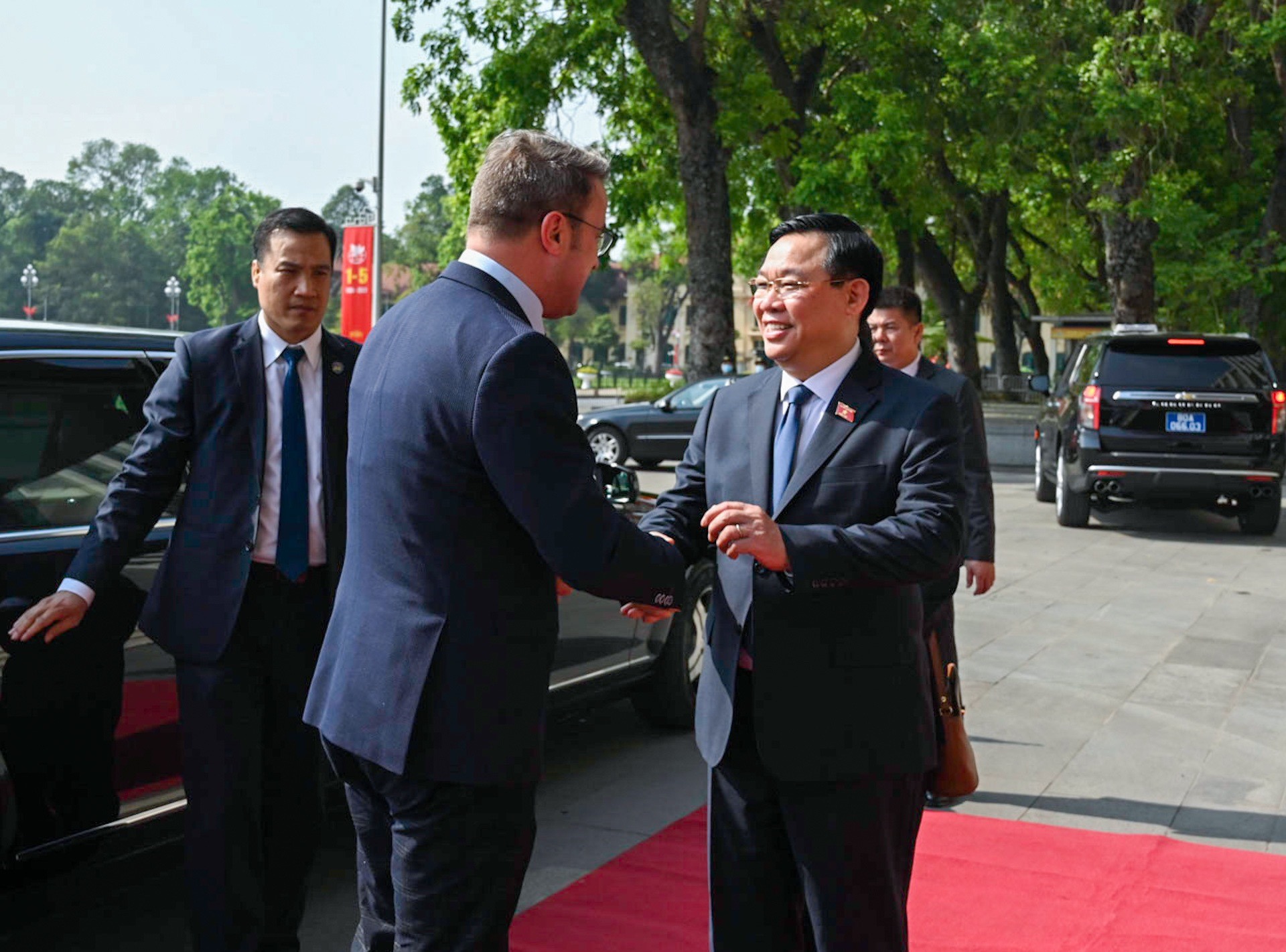 Chủ tịch Quốc hội Vương Đình Huệ chào mừng Thủ tướng Đại Công quốc Luxembourg Xavier Bettel thăm Việt Nam. Ảnh: Hải Nguyễn