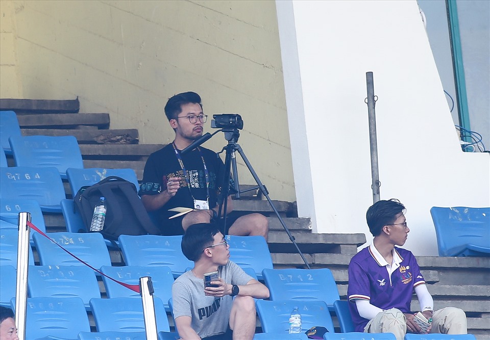 Đáng chú ý, trên khán đài có sự xuất hiện của trợ lí Lê Minh Dũng của U22 Việt Nam. Ông Dũng đến dự khán và ghi hình lại trận đấu của U22 Indonesia để huấn luyện viên Philippe Troussier phân tích về đội bóng này.