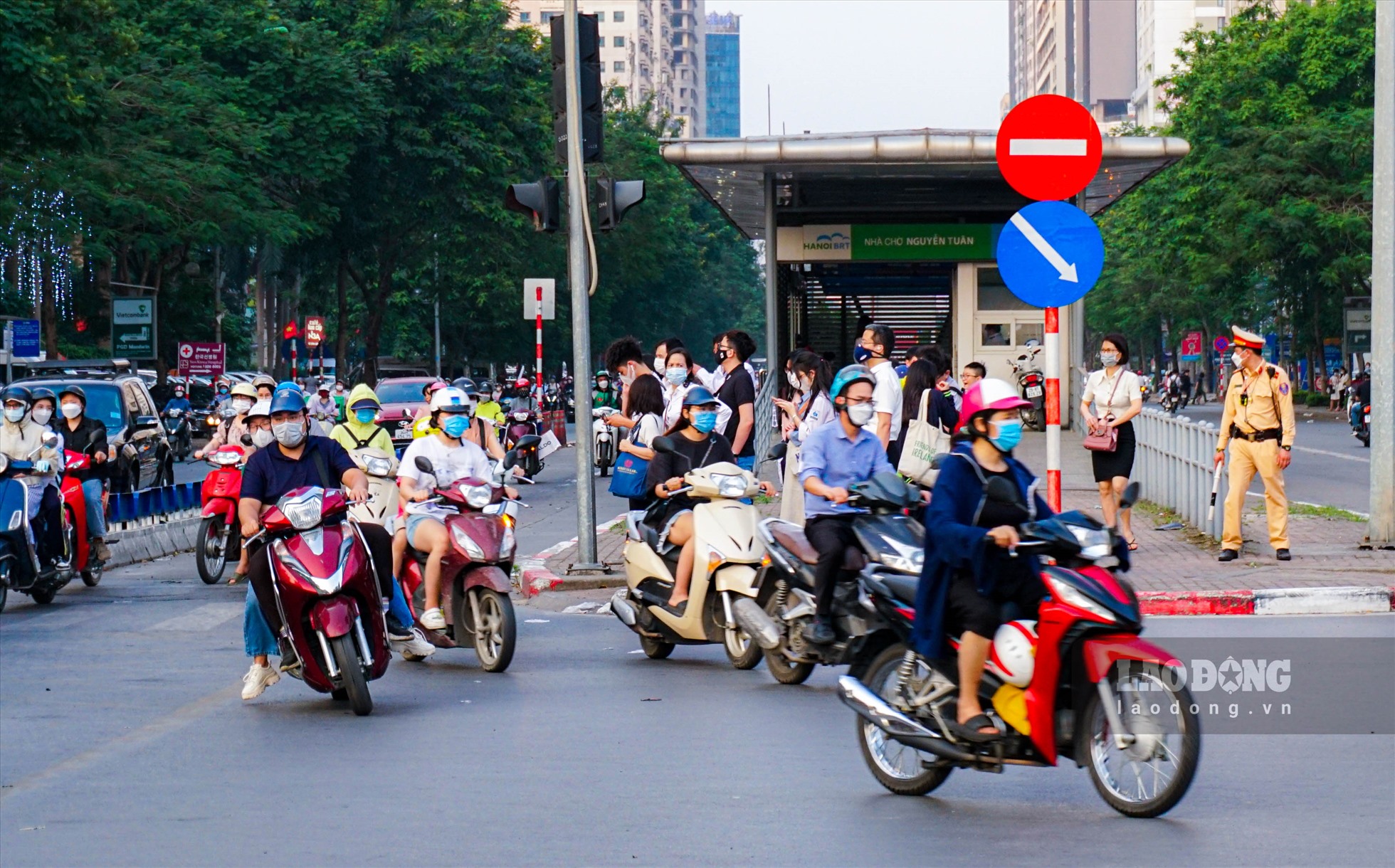 Tại đường Lê Văn Lương (Cầu Giấy, Hà Nội) do tình trạng ùn tắc kéo dài nên nhiều người dân “phi” cả vào làn đường BRT (làn đường chuyên dụng dành cho xe buýt nhanh) để đi.