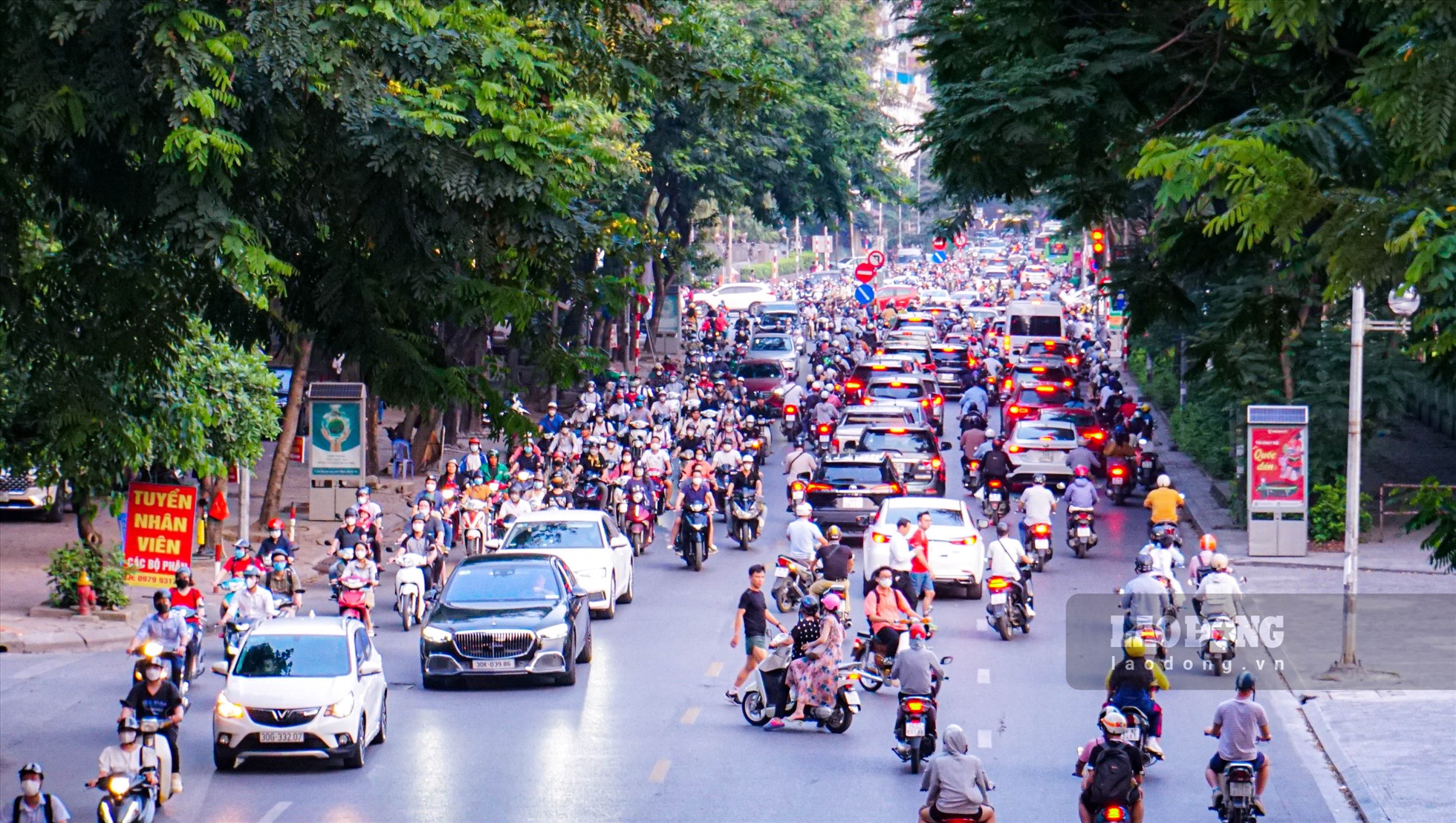 Cùng thời điểm, tại đường Hoàng Minh Giám (Cầu Giấy, Hà Nội) cũng xảy ra tình trạng ùn tắc kéo dài, nhiều phương tiện leo lên vỉa hè để đi gây nguy hiểm cho người đi bộ.