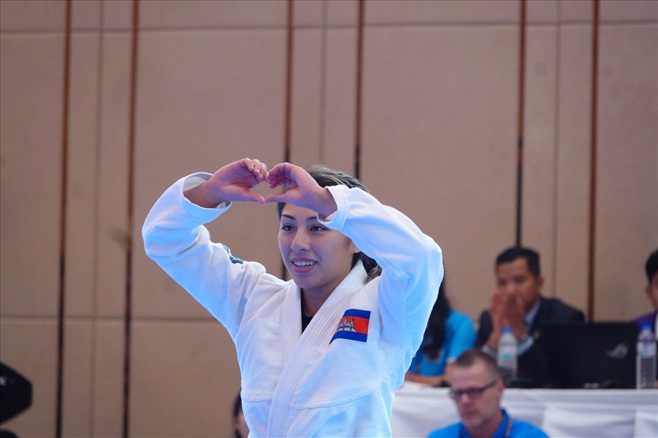 Jesse Khan vui vẻ chào khán giả đã đến sân cổ vũ cho mình. Tuy nhiên, sau khi nhận huy chương, cô bộc lộ rõ sự thất vọng phía sau khán đài. Tại SEA Games 31 ở Việt Nam, Jesse Khan đã bị loại khỏi Đại hội vì thừa cân.