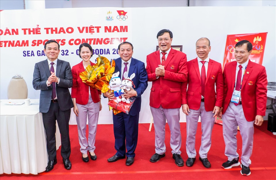 Đoàn công tác chụp ảnh với Trưởng đoàn, Phó Đoàn thể thao Việt Nam dự SEA Games 32.