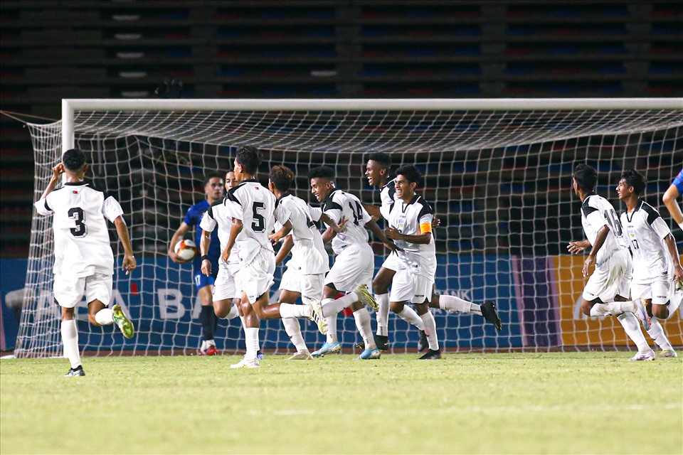 Ngay phút thứ 10, U22 Timor Leste đã có bàn thắng mở tỉ số. Sau đường chuyền thông minh của đồng đội, Mauzinho phá bẫy việt vị thành công, băng xuống thực hiện cú lốp bóng điệu nghệ, đánh bại thủ môn Philippines.
