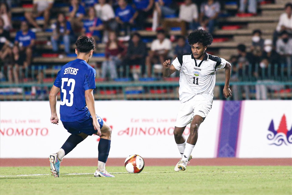 Thế trận màn so tài giữa U22 Philippines (áo xanh) và U22 Timor Leste khiến người hâm mộ bất ngờ khi đội bị đánh giá thấp hơn là U22 Timor Leste mới là đội tràn lên tấn công ngay sau tiếng còi khai cuộc.