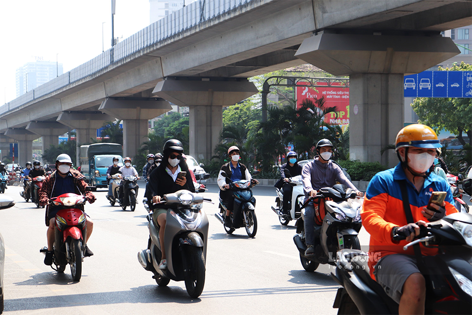 Những ngày gần đây, nhiều người tại Hà Nội lưu thông trên đường phải chịu cảnh nóng nực vì trời nắng gắt. Trung tâm Dự báo Khí tượng Thủy văn Quốc gia cho biết nền nhiệt giữa trưa ghi nhận được lên đến 38 độ C.