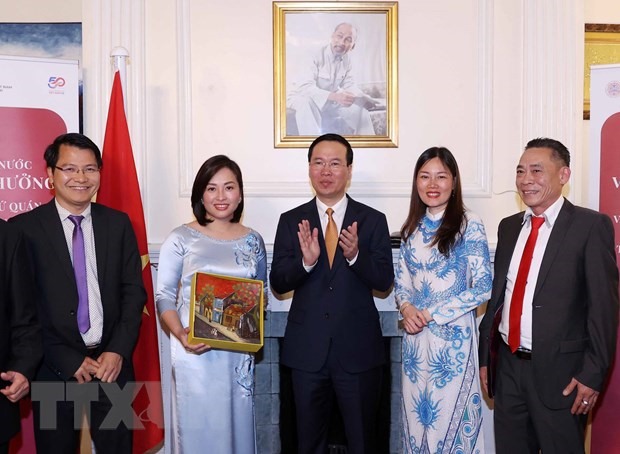 Chủ tịch nước Võ Văn Thưởng tặng quà lưu niệm cho Hội Người Việt Nam tại Anh. Ảnh: TTXVN