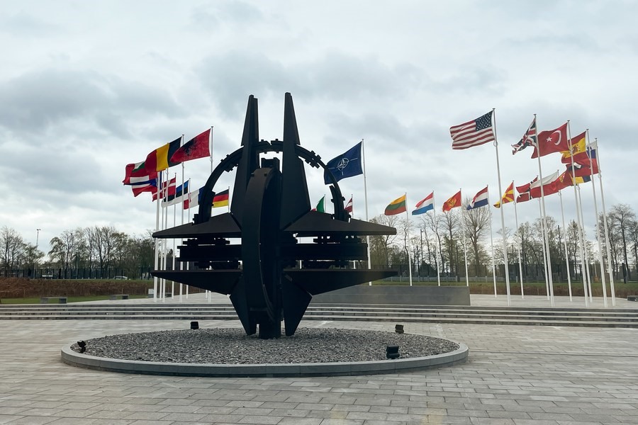 Biểu tượng và cờ của các nước NATO tại trụ sở ở Brussels, Bỉ. Ảnh: Xinhua