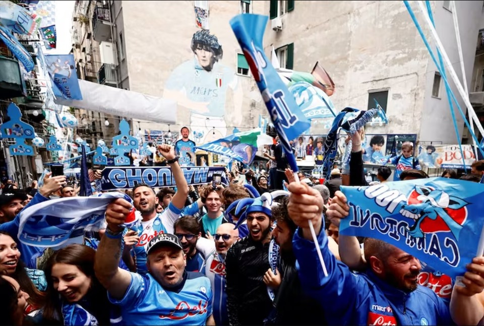 Cổ động viên Napoli chờ hơn 3 thập kỷ để được ăn mừng chức vô địch Serie A. Ảnh: Serie A