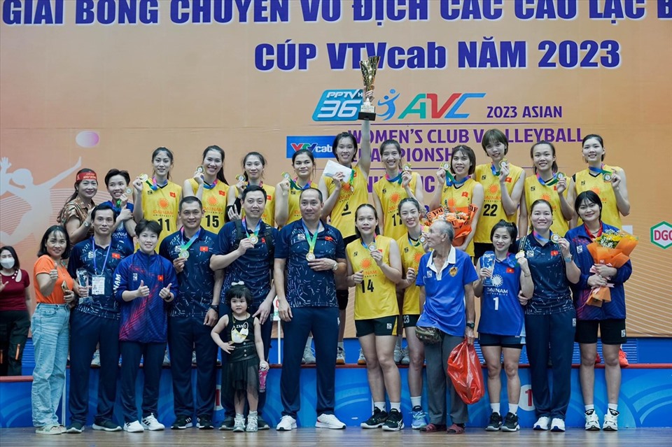 Bóng chuyền nữ Việt Nam vượt qua câu lạc bộ từ Thái Lan để lần đầu vô địch giải các câu lạc bộ châu Á 2023. Ảnh: AVC Club